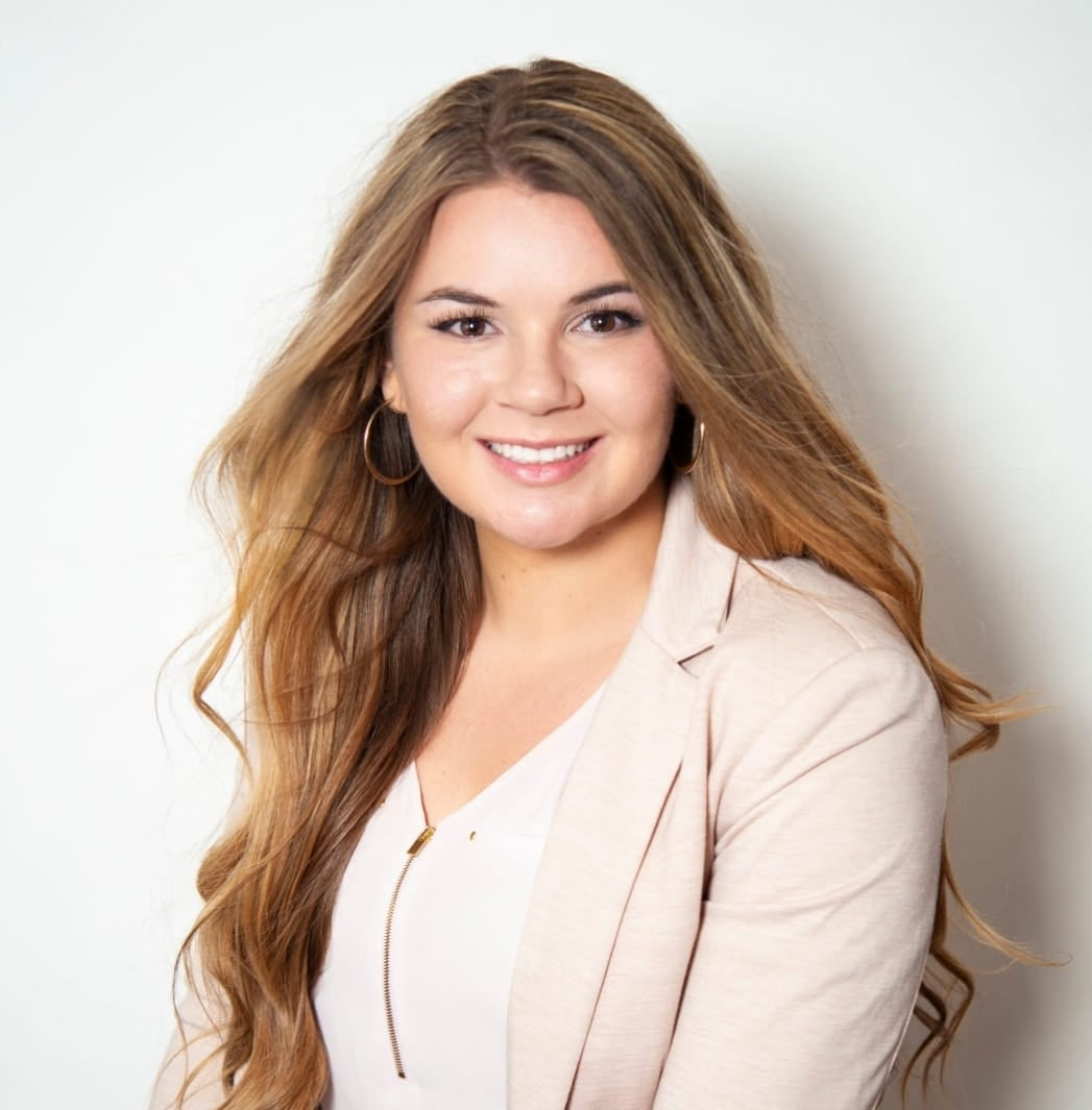 Headshot of Annalise Cordova, photography and graphic design specialist for ecommerce brands.